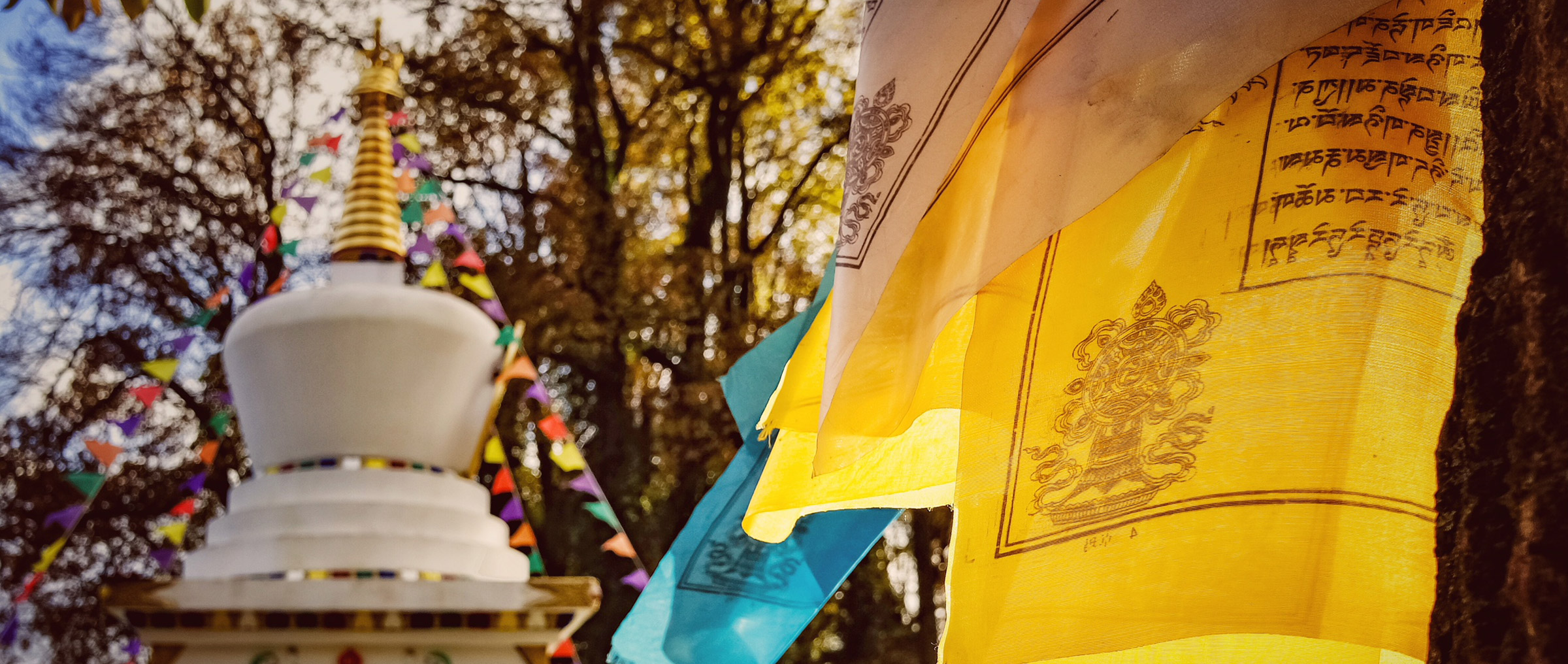 stupa und gebetsfahnen