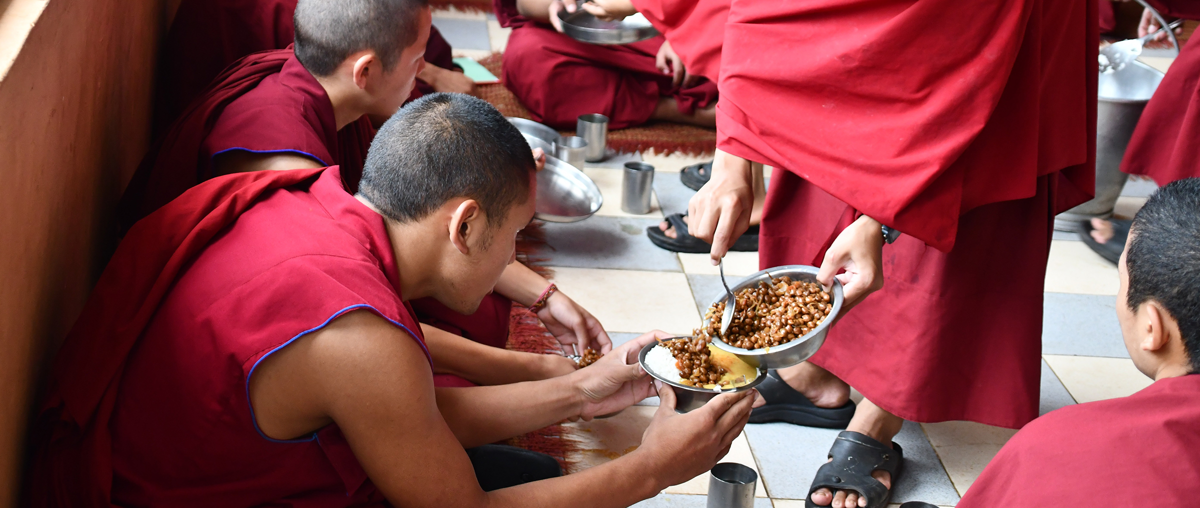 tibetische moenche beim essen