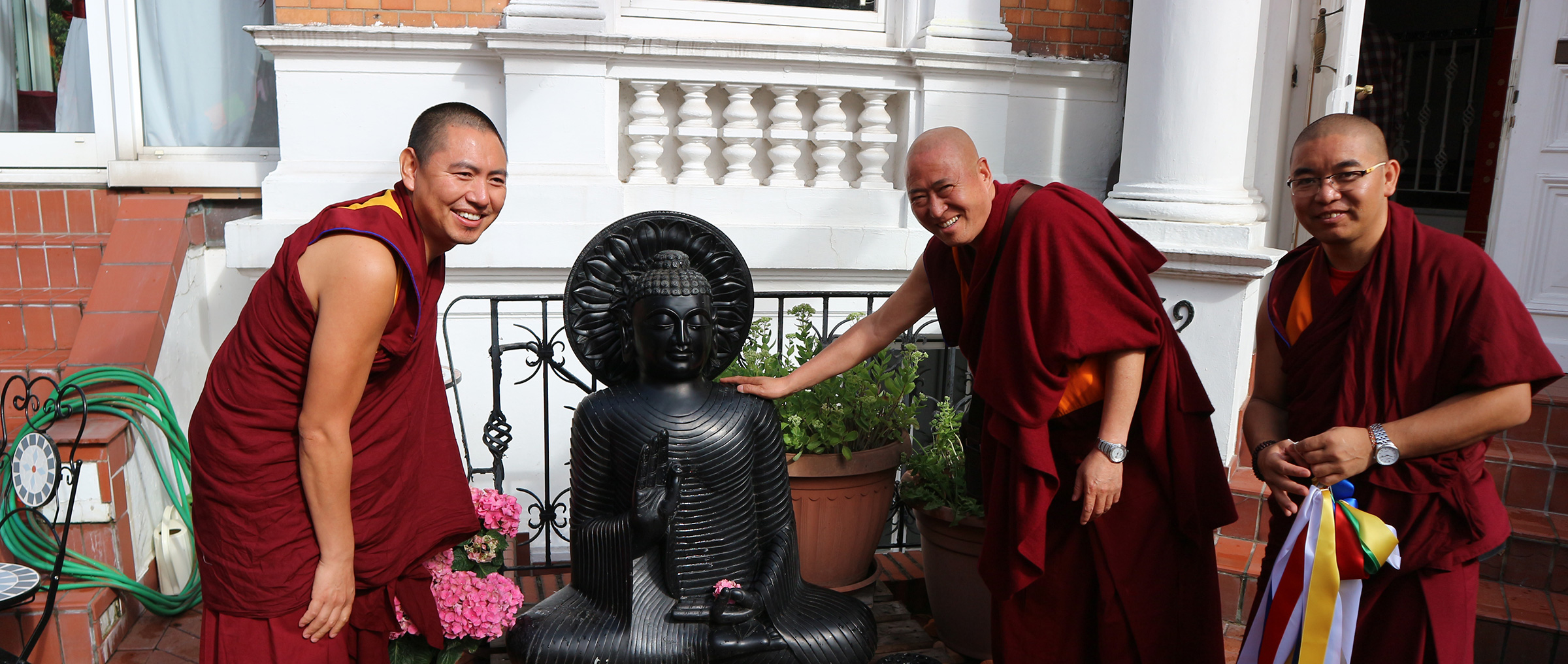 tibetische mönche, buddhastatue