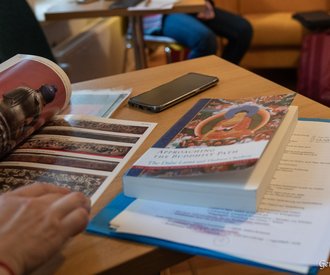 Tiefgründig: Lektüre-Café mit dem Dharma-Kolleg