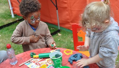 Kinder im Spielzelt