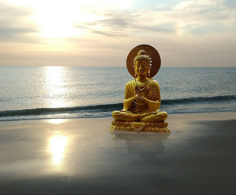 Buddafigur am Strand