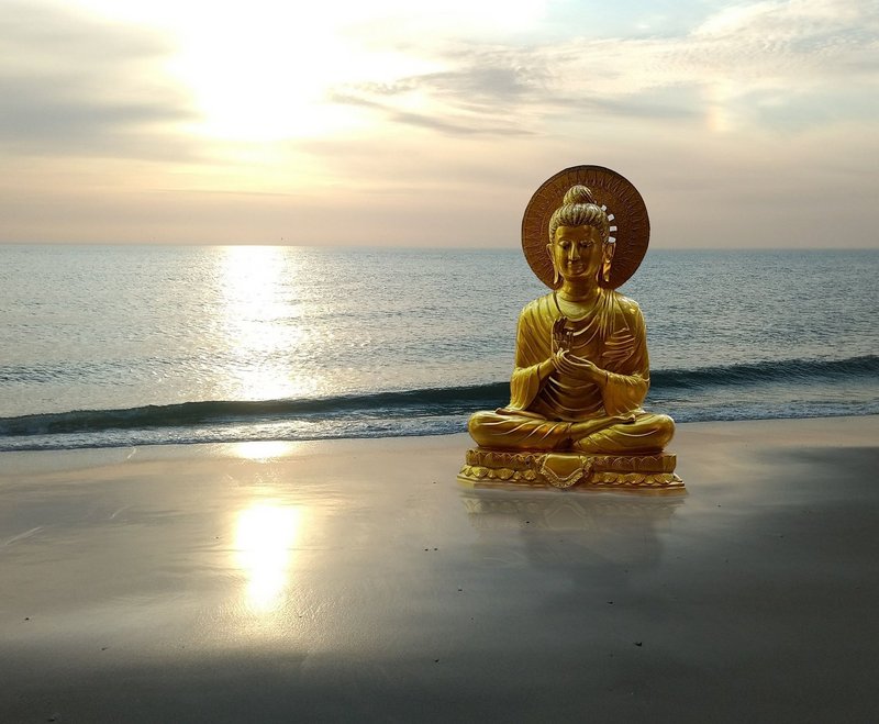 Meditierender Buddha am Strand