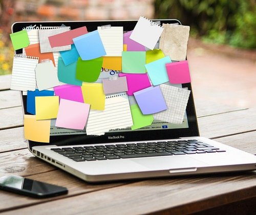 Laptop mit Klebenotizen